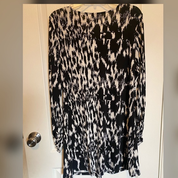 Woman’s dress - Picture 2 of 4